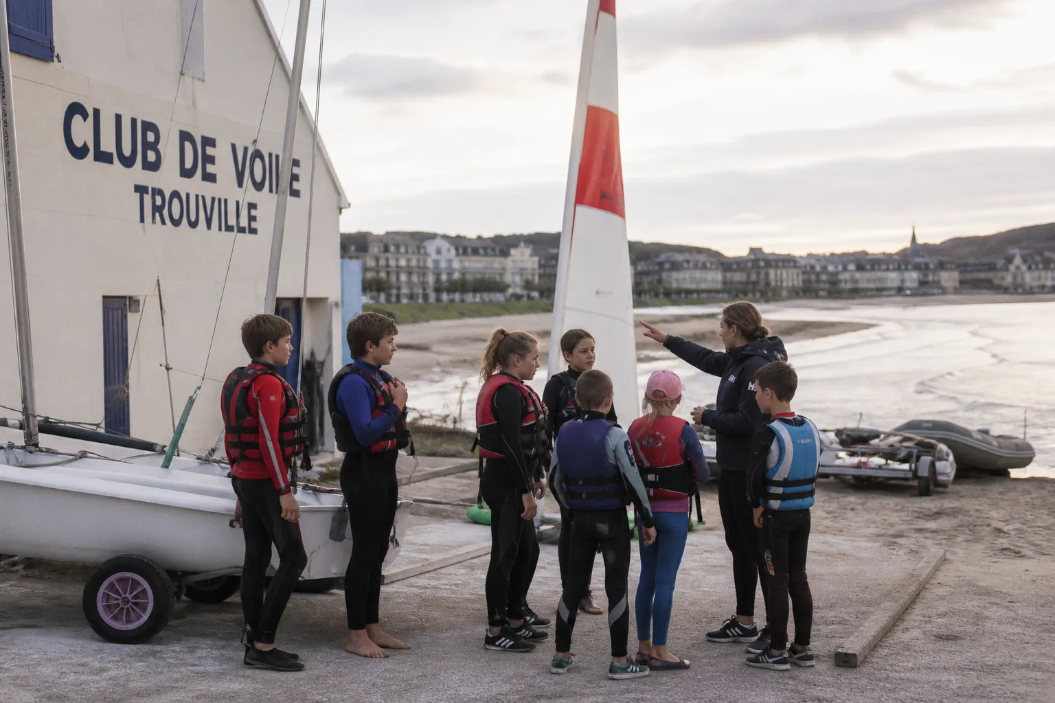 Apprendre la voile à Trouville : comment les clubs transforment les peurs des enfants en apprentissage