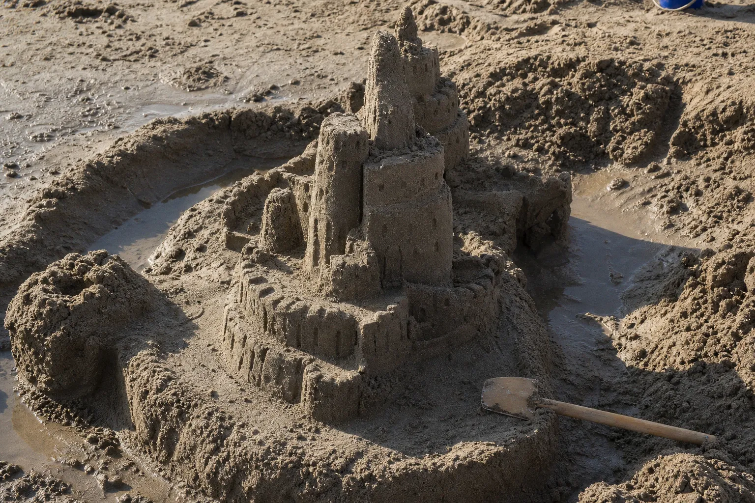 Concours de châteaux de sable : le défi créatif de Clara