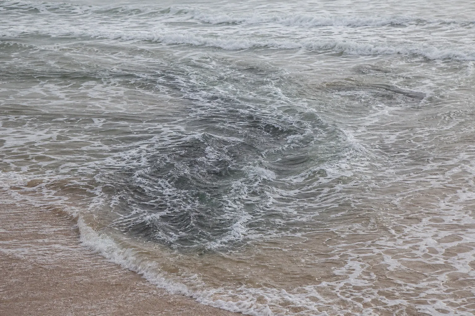 Courants de retour : pourquoi la mer tire vers le large