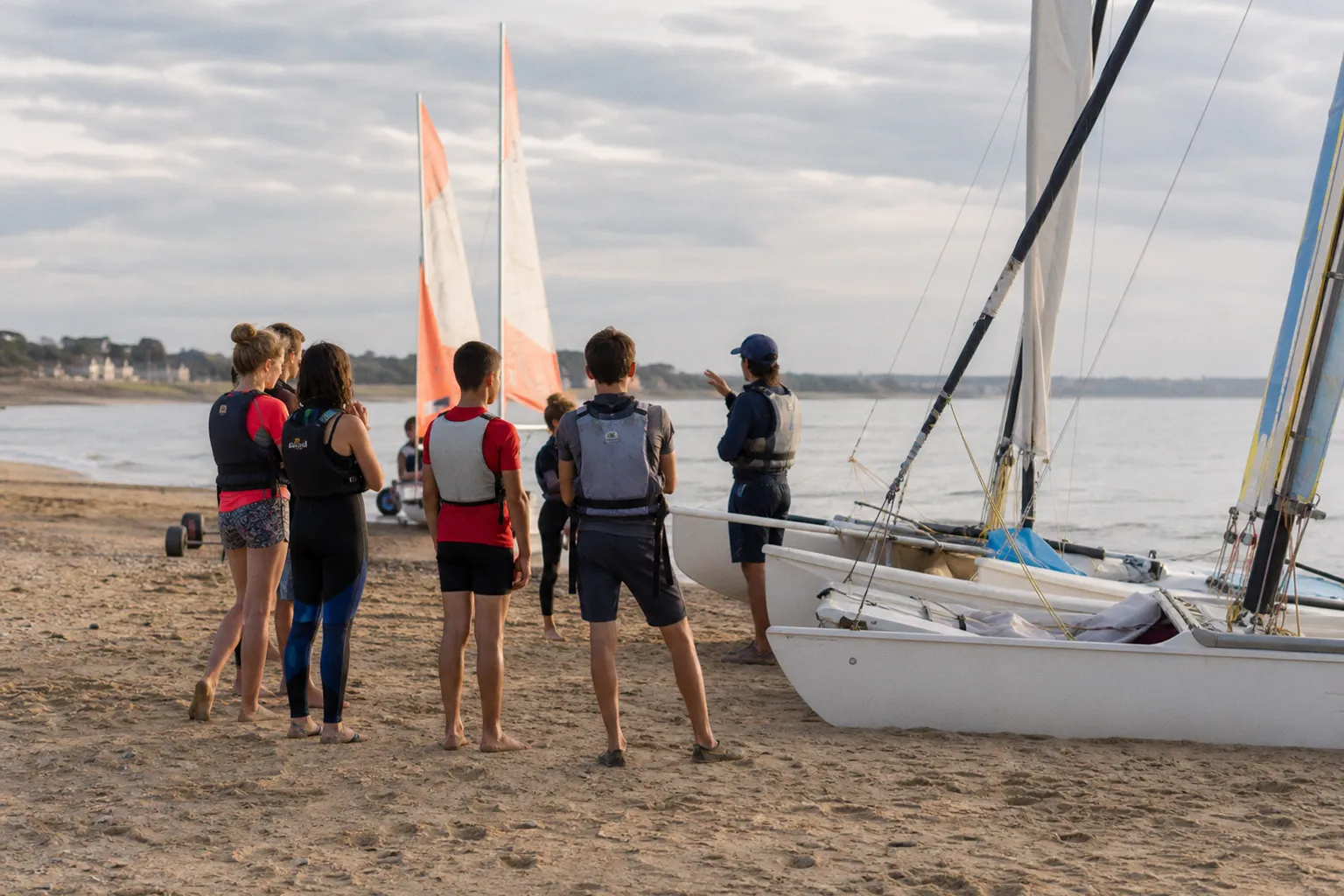 École de voile de Luc-sur-Mer : choisir son support de navigation selon son niveau