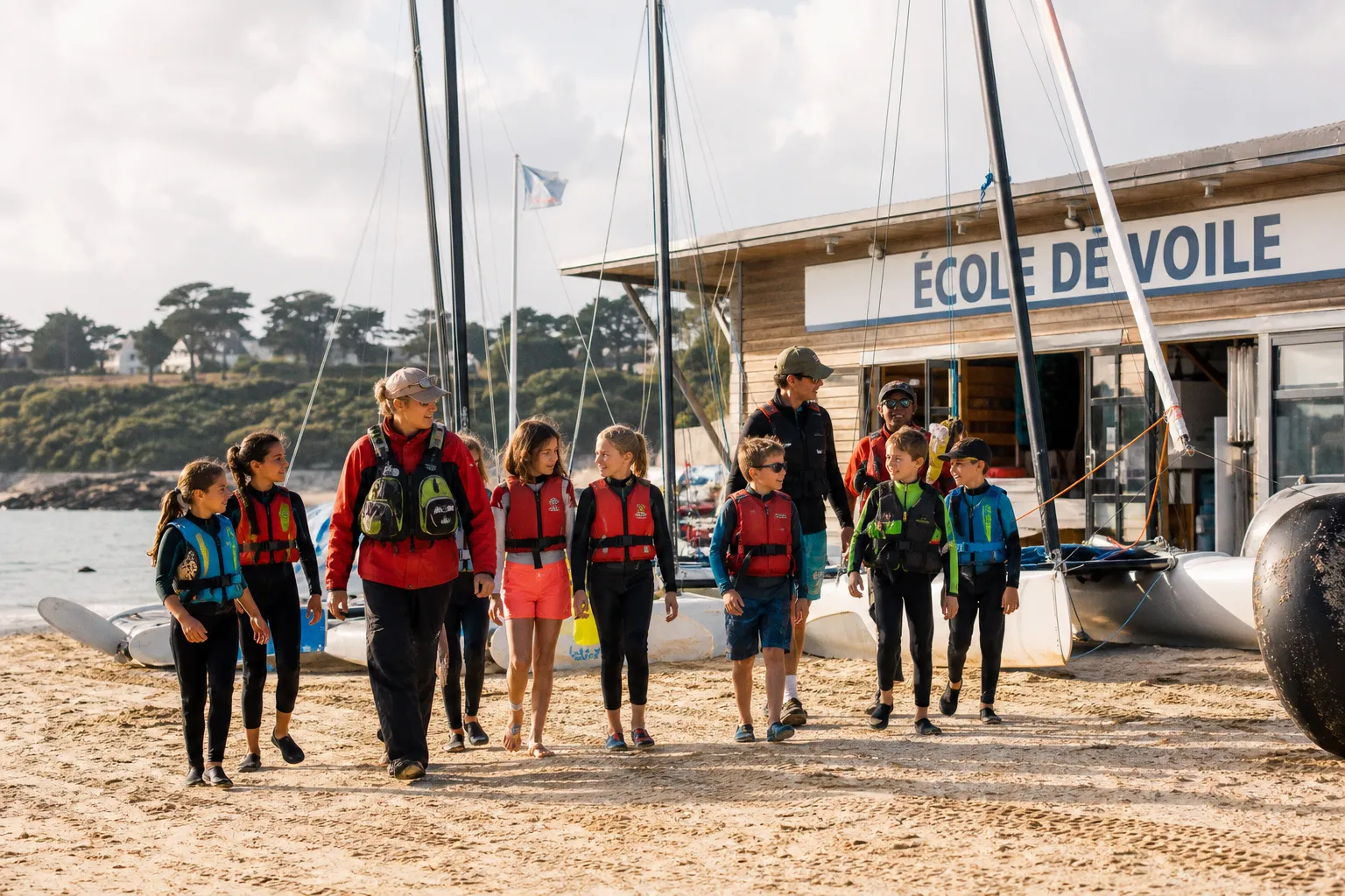 Écoles de voile en Bretagne : dynamisme estival à Feins et Sarzeau