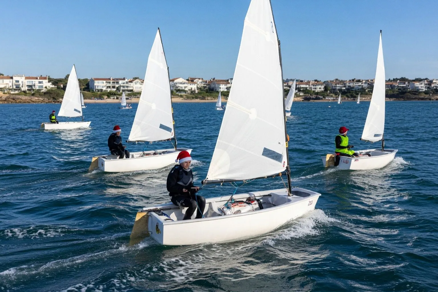 Écoles de voile et clubs nautiques : comment choisir la structure adaptée à votre niveau