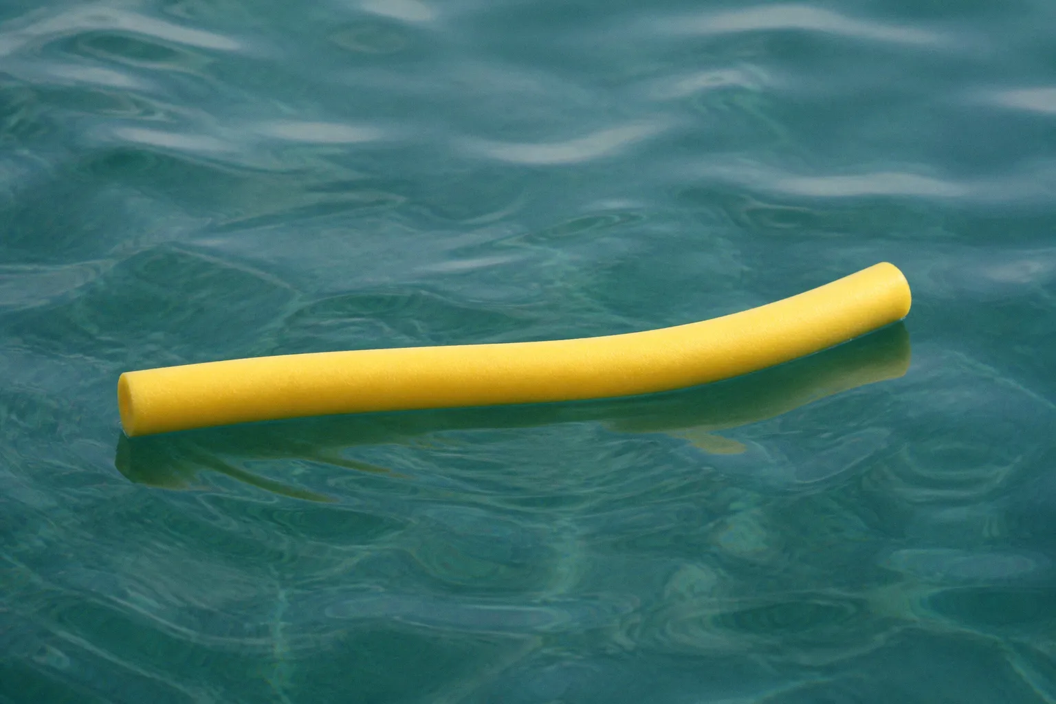 Flottabilité en mer : pourquoi le corps flotte mieux