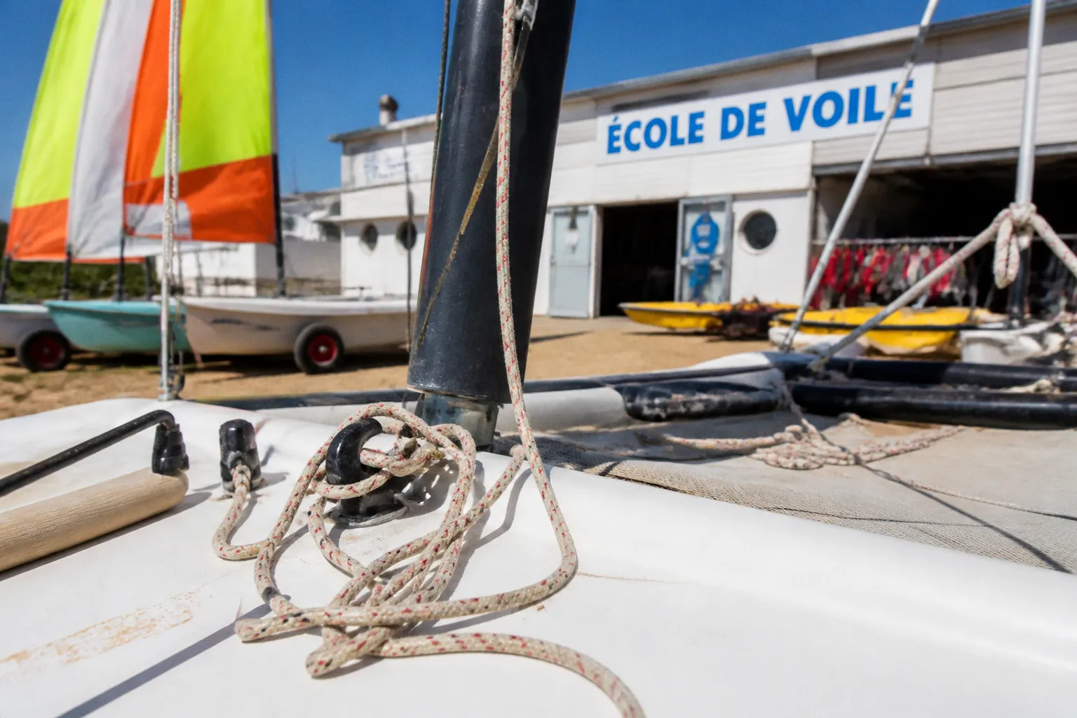 Grandcamp-Maisy : une école de voile dynamique pour s'initier aux sports nautiques