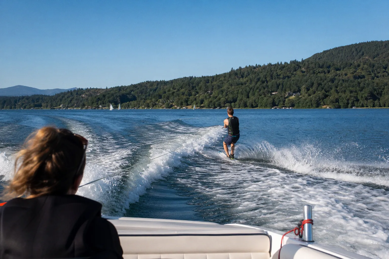 Initiation au kneeboard et au ski nautique : les clés pour réussir vos premières sessions de glisse