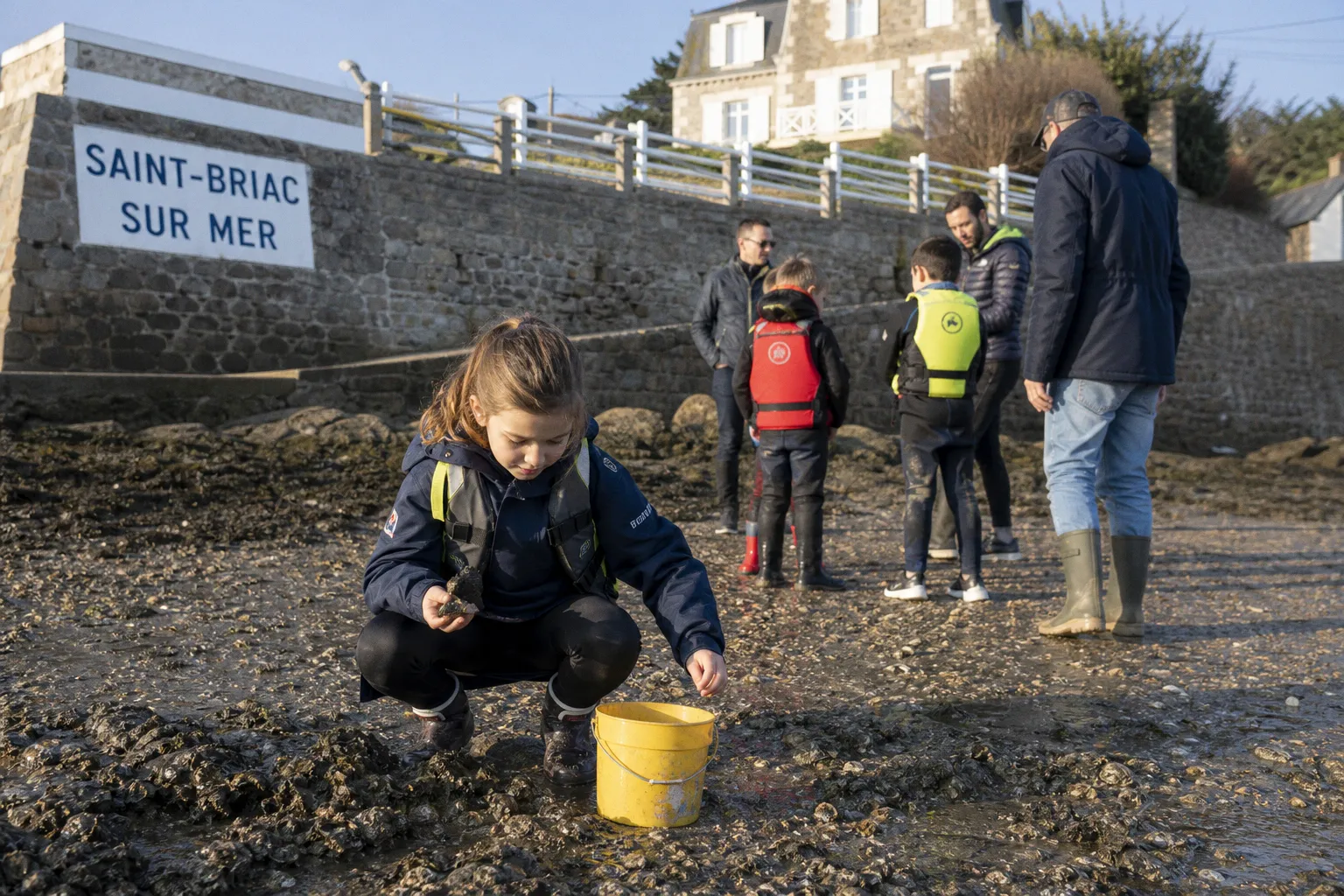 Invasion d'huîtres tranchantes à Saint-Briac : les enfants du club de voile en danger