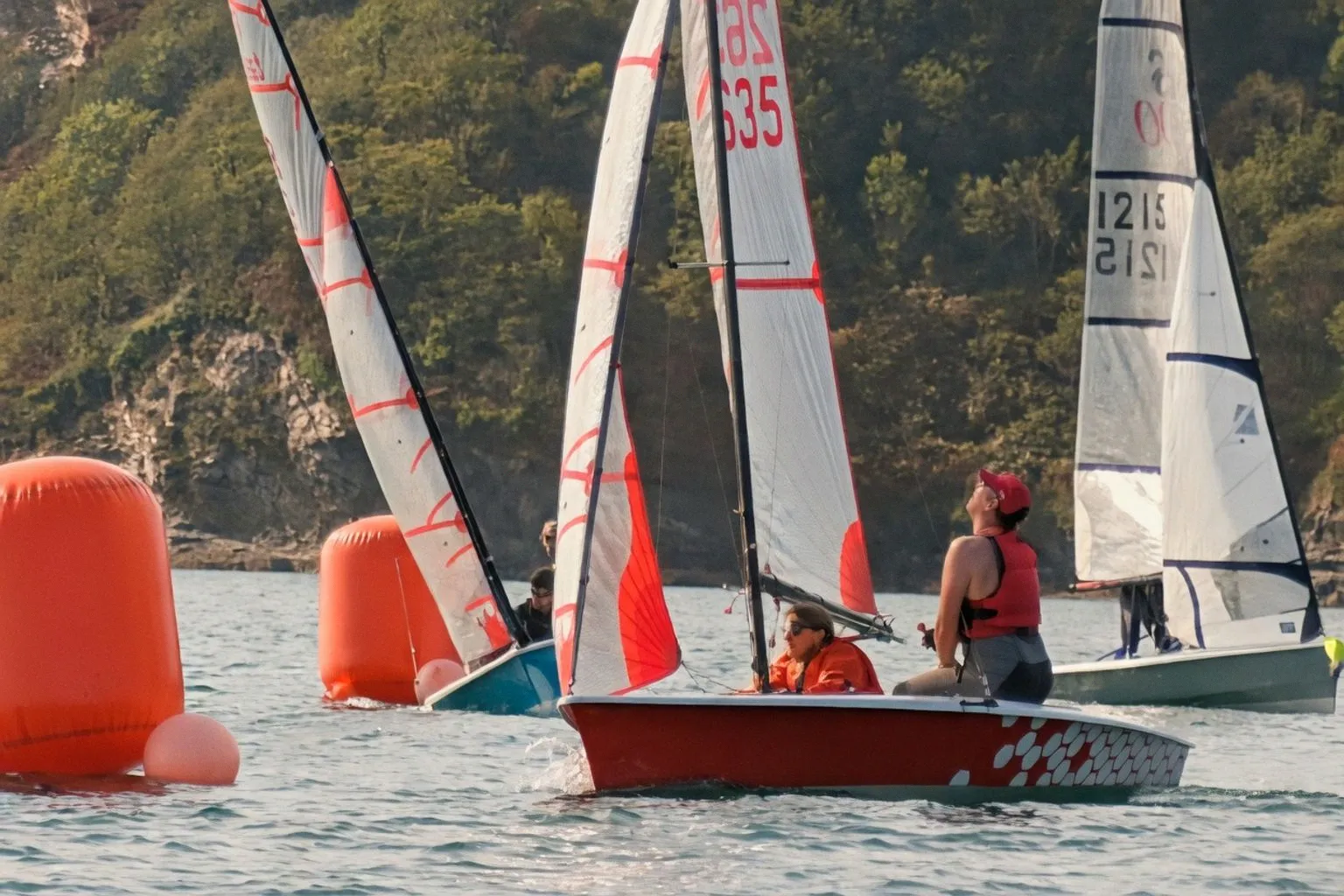 La diversité des pratiques : pourquoi la voile est un sport aux multiples visages