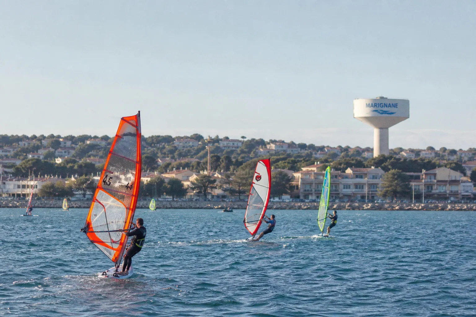 La plage du Jaï à Marignane : un spot d'exception pour les sports de glisse