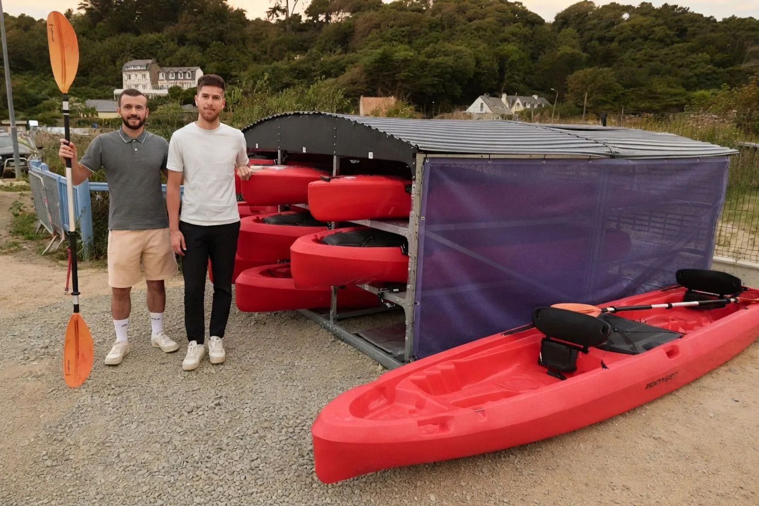 Location de kayaks et paddles en libre-service sur la plage du Palus à Plouha