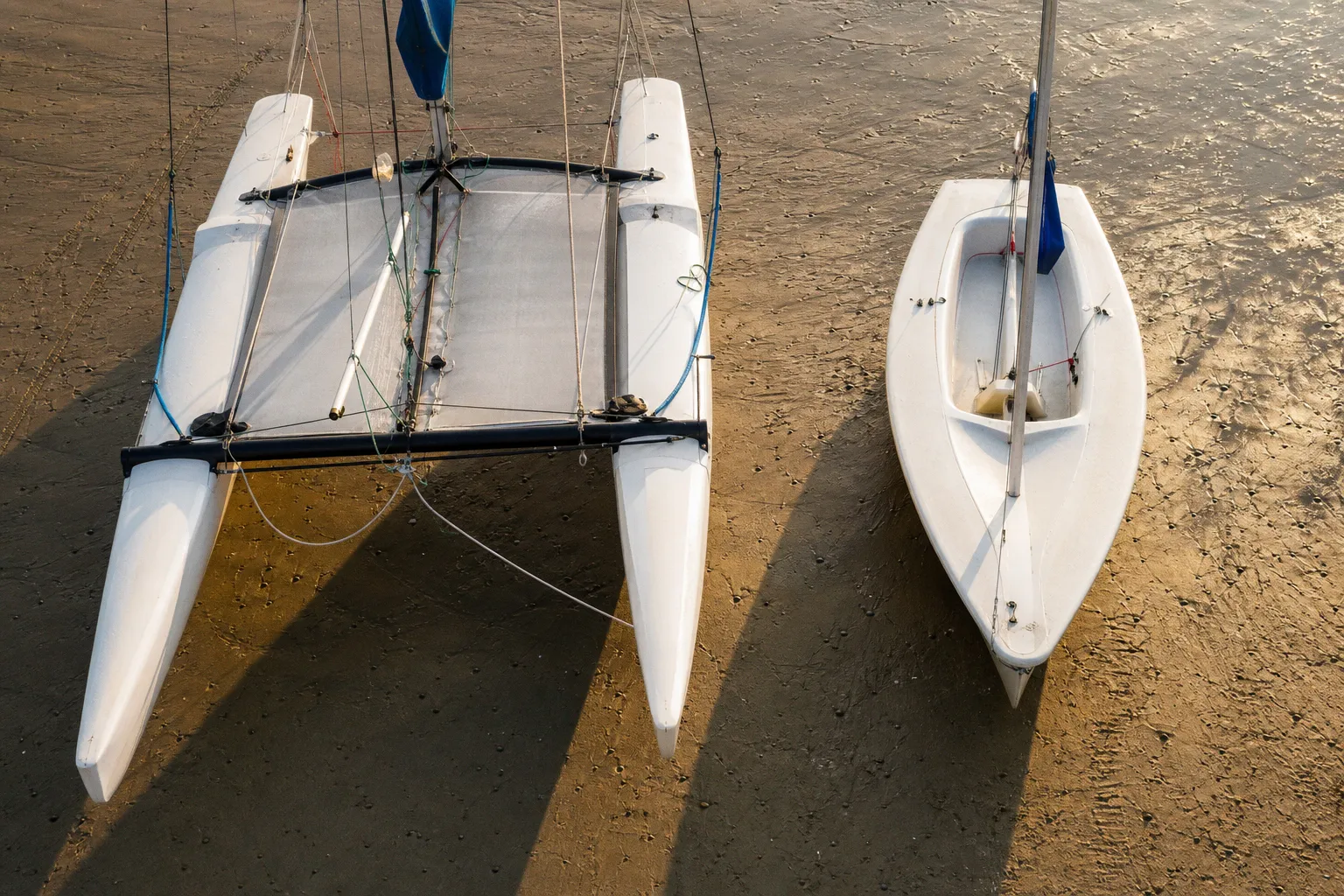 Stabilité en mer : la différence physique entre catamaran et dériveur