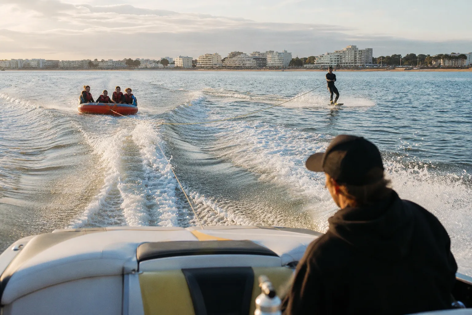 Wakeboard, ski nautique, bouée tractée… On a testé ces activités à faire entre amis ou en famille en
